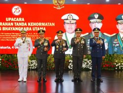 Kapolri Sematkan Bintang Bhayangkara Utama ke Panglima dan 3 Kepala Staf TNI, Polri: Sinergitas Menuju Indonesia Maju