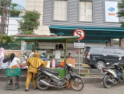 Kasat Pol PP Pekanbaru Tutup Mata, Tidak Mampu Tertibkan PKL di Trotoar Depan Mal SKA