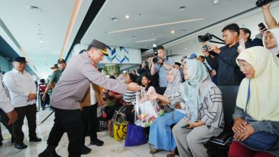 Kapolri dan Jajaran Tinjau Pelabuhan Merak, Bagikan Bingkisan untuk Pemudik dan Petugas